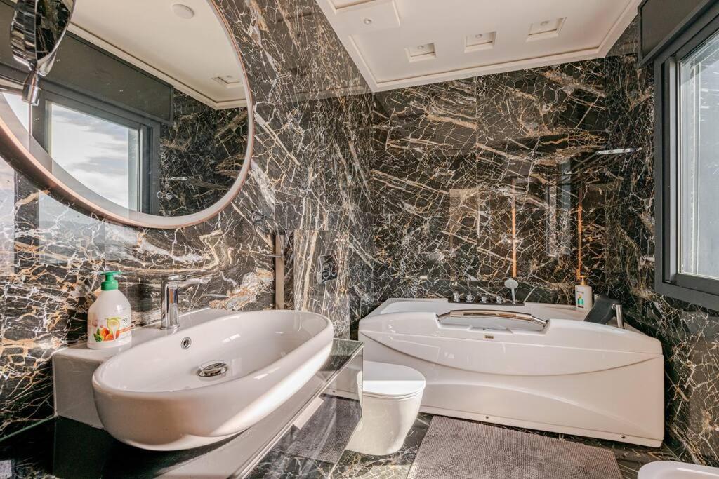Appartamento Royale Duplexe Pleine Centre Tanger Esterno foto