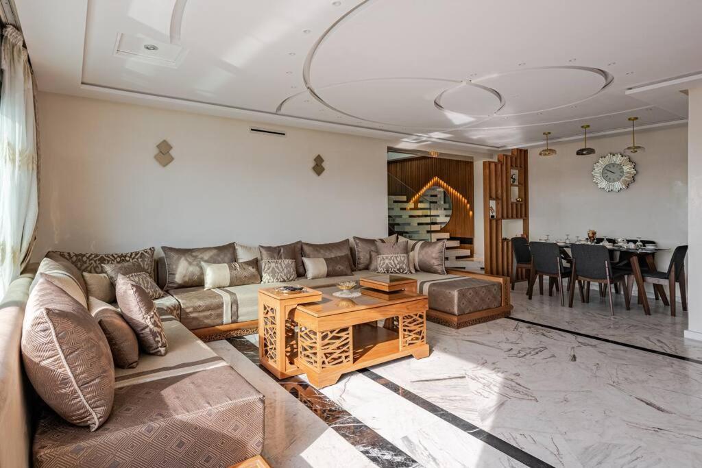 Appartamento Royale Duplexe Pleine Centre Tanger Esterno foto